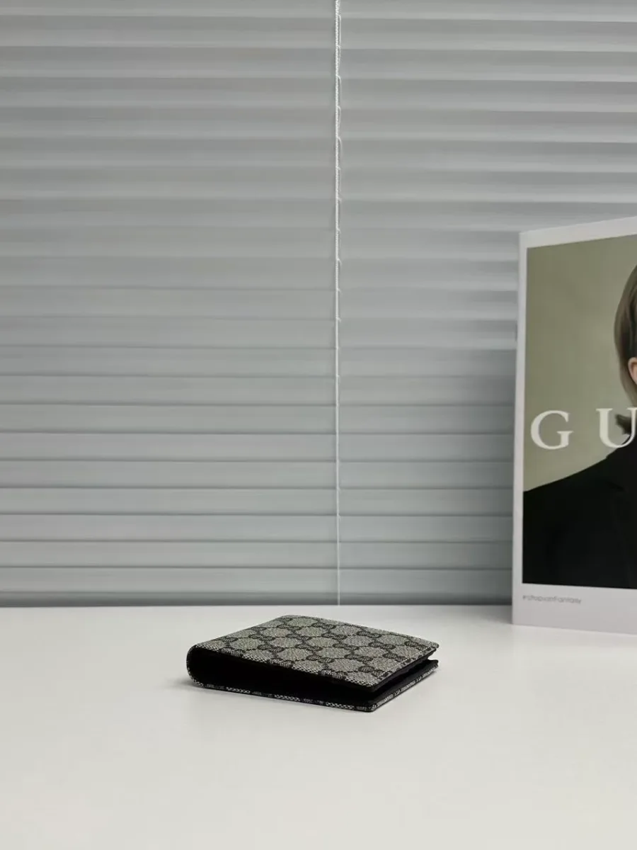 Кошелёк Gucci синего цвета в закрытом виде под углом на столе