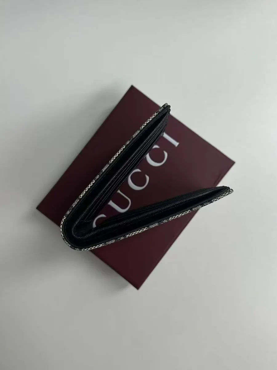 Кошелёк Gucci с синей кожаной окантовкой на подарочной коробке