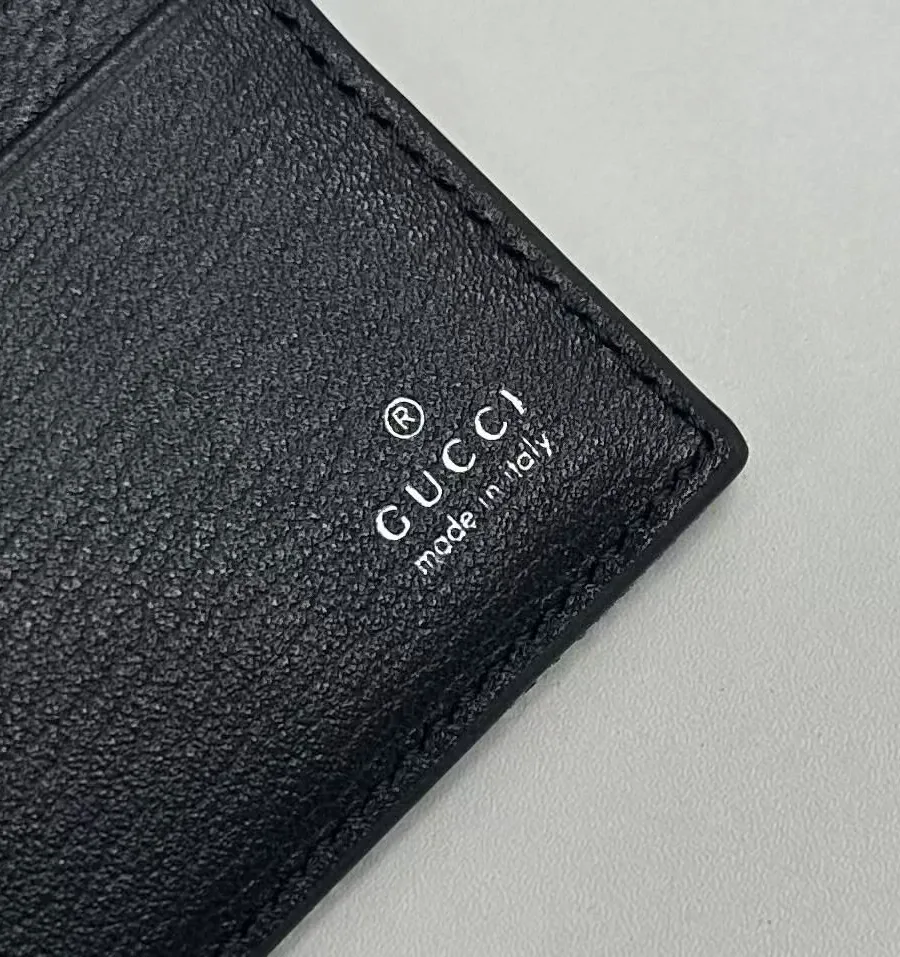 Серебристый логотип Gucci made in Italy на внутренней кожаной планке