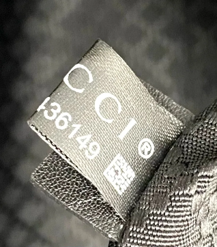 Текстильный внутренний ярлычок Gucci с микротекстом и QR-кодом