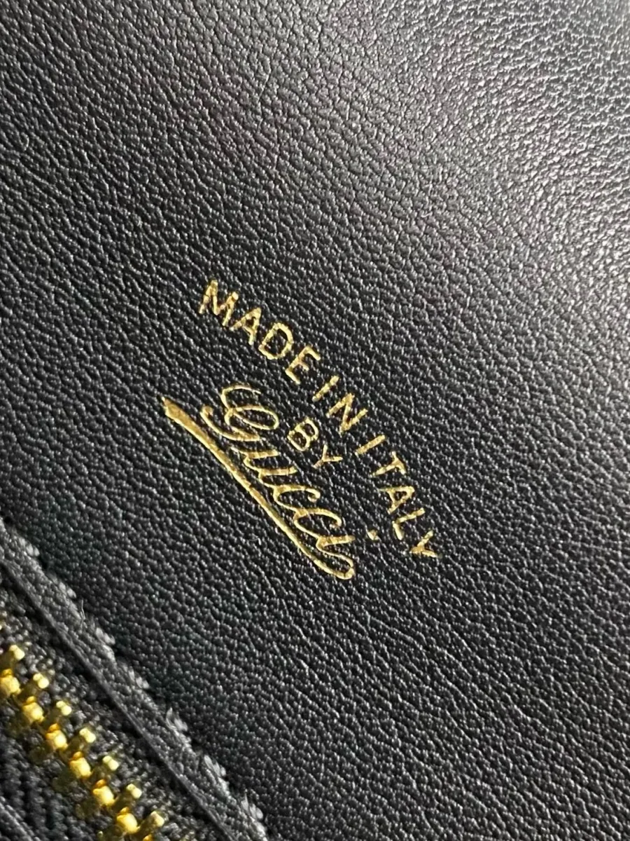 Внутренний логотип Made in Italy by Gucci, нанесённый золотистым тиснением