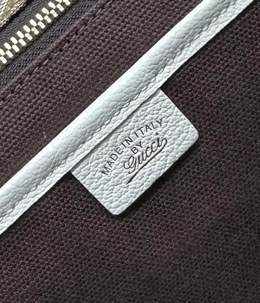 Кожаная бирка с тиснением Made in Italy by Gucci внутри основного отделения