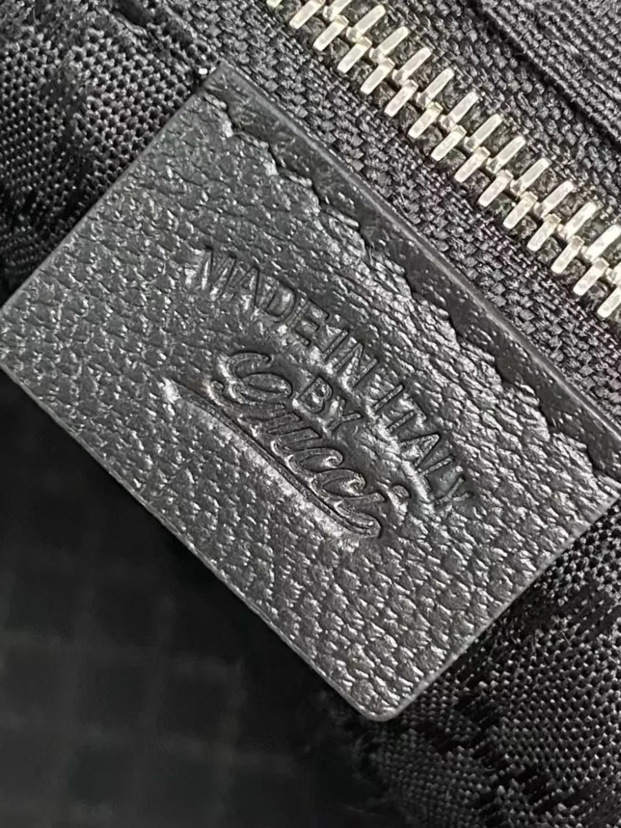 Кожаная нашивка с тиснением Made in Italy by Gucci у кармана на молнии