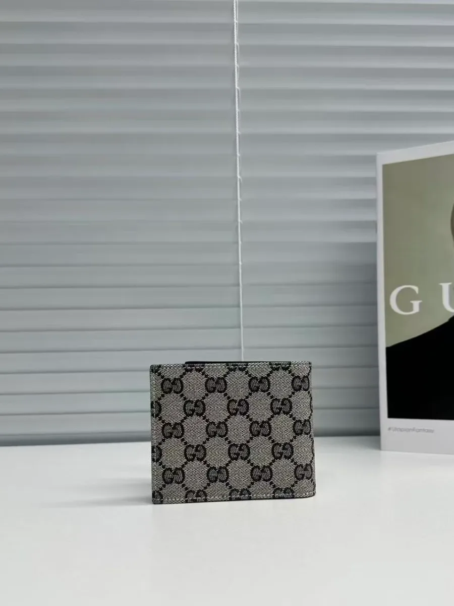 Синий кошелек с узором GG Supreme, вид с обратной стороны