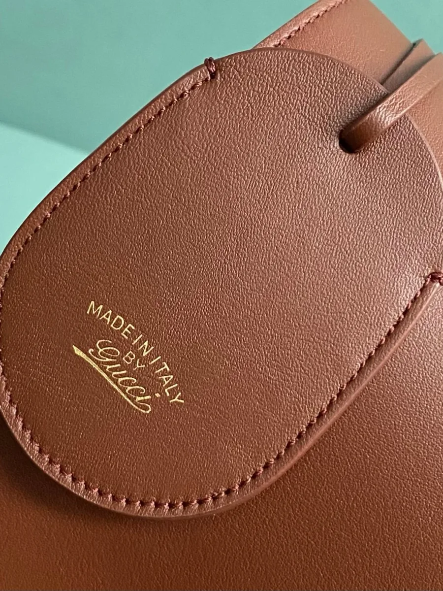 Кожаный подвесной брелок-тег с тиснёной золотистой надписью Made in Italy by Gucci