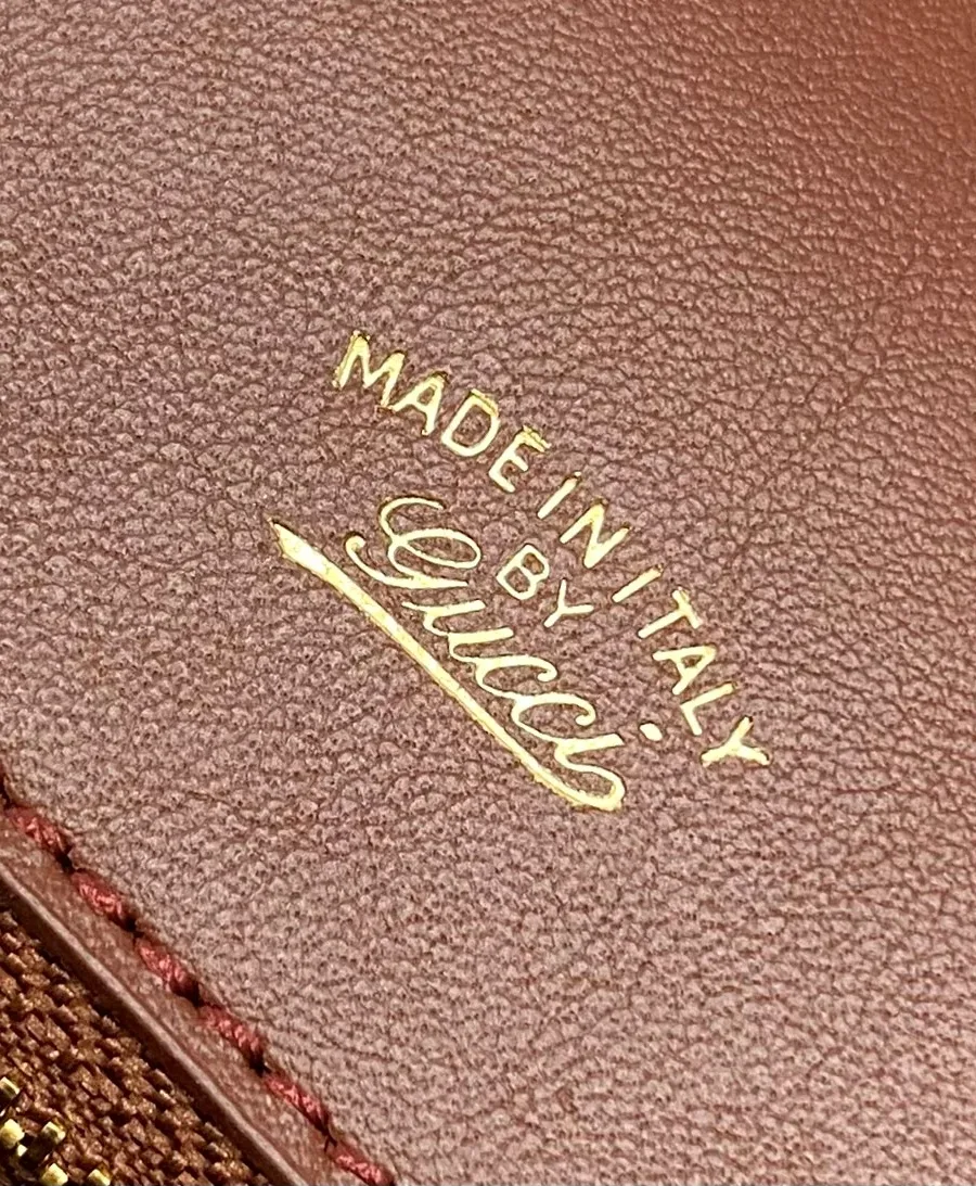 Внутренний карман с золотистым тиснением Made in Italy by Gucci на кожаной планке