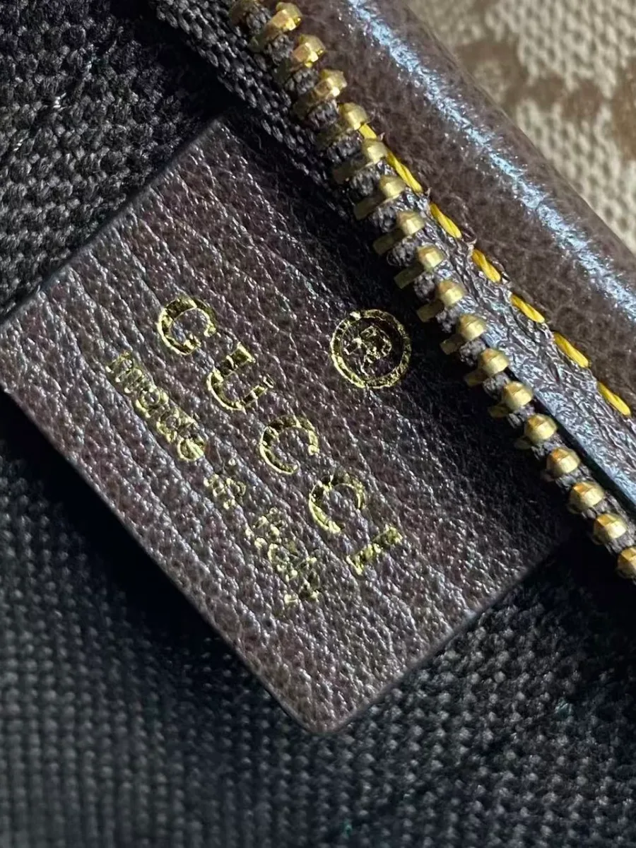 Кожаная бирка с золотистым тиснением логотипа внутри сумки