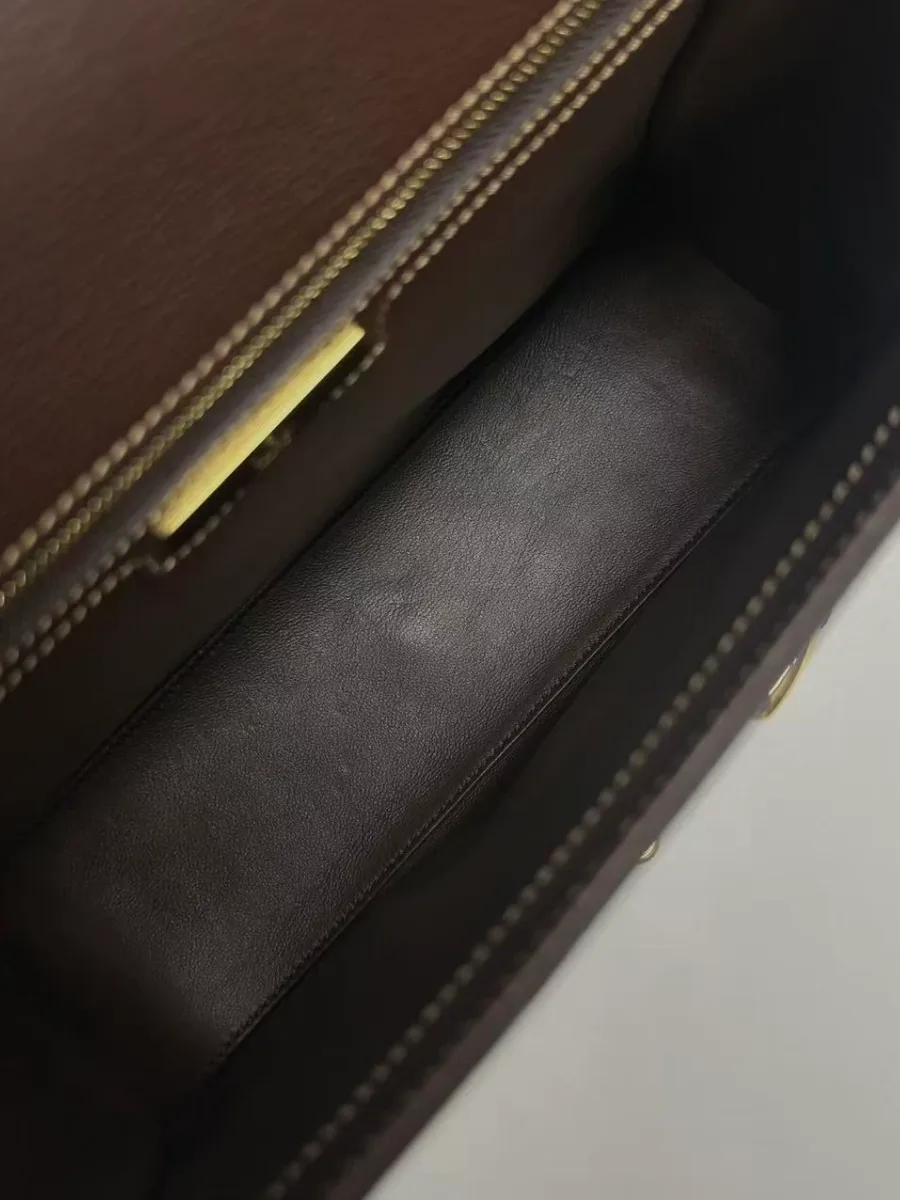 Внутреннее отделение сумки с подкладкой из гладкой коричневой кожи