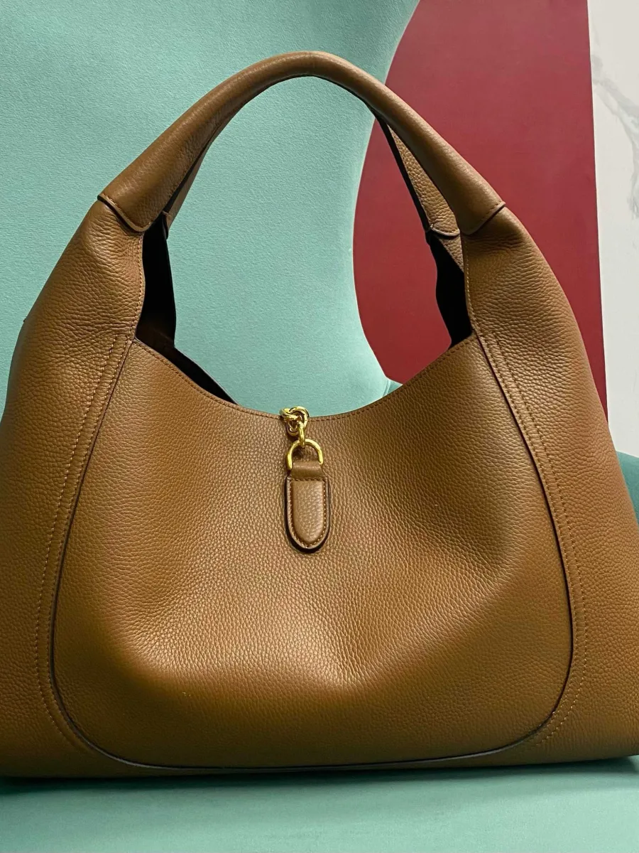 Коричневая сумка на плечо Gucci Softbit, вид сзади