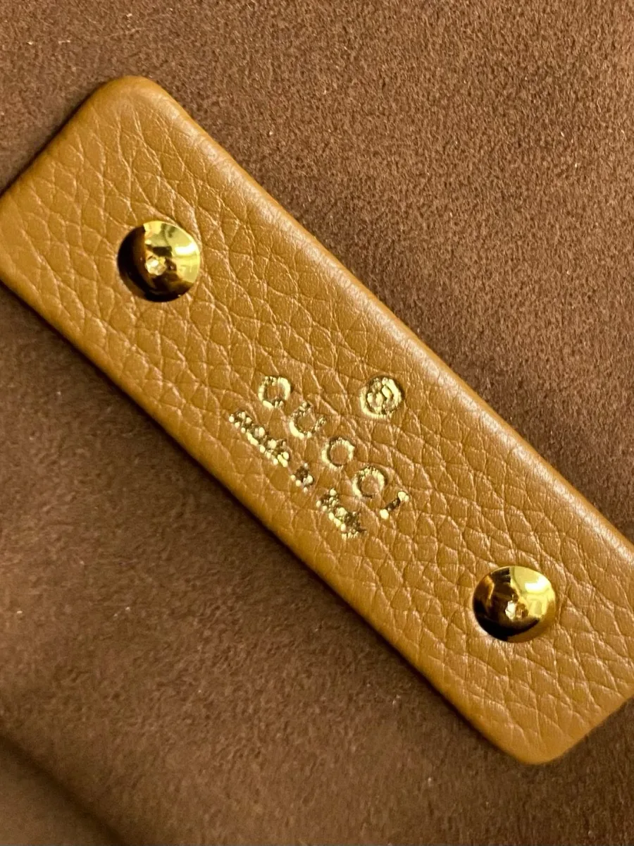 Внутренняя кожаная плашка с тиснением Gucci Made in Italy и золотистыми заклёпками