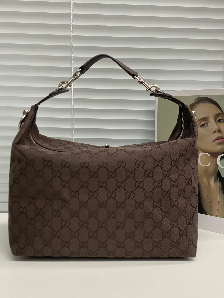 Обратная сторона коричневой сумки-хобо Gucci из канваса GG