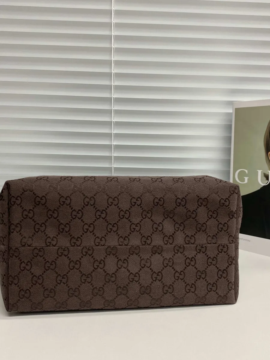 Дно сумки-хобо Gucci из тёмно-коричневого канваса с узором GG