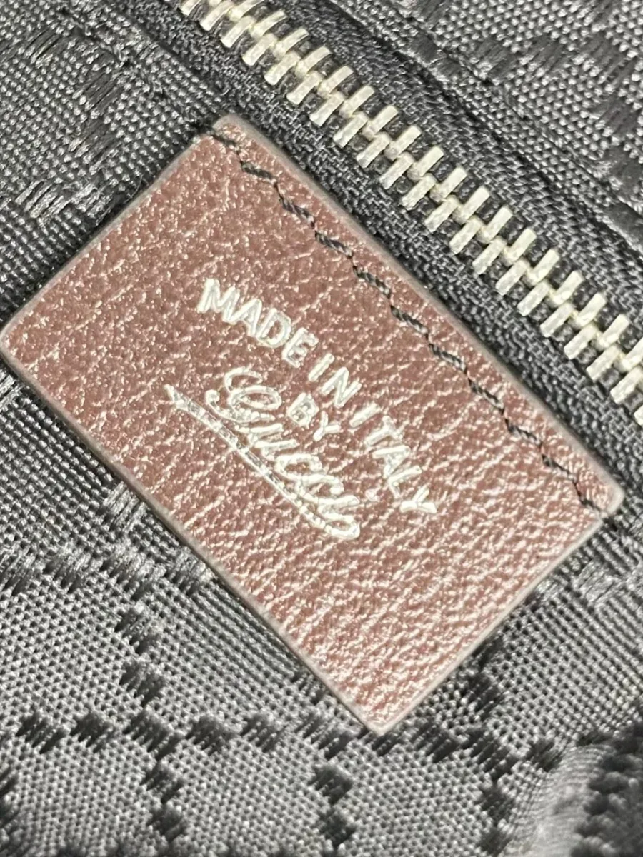 Внутренняя кожаная нашивка с надписью Made in Italy by Gucci