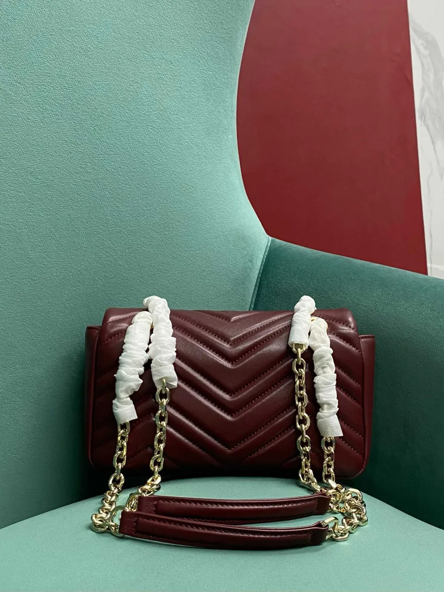 Задняя сторона бордовой сумки Gucci GG Marmont со стеганым узором и цепочкой