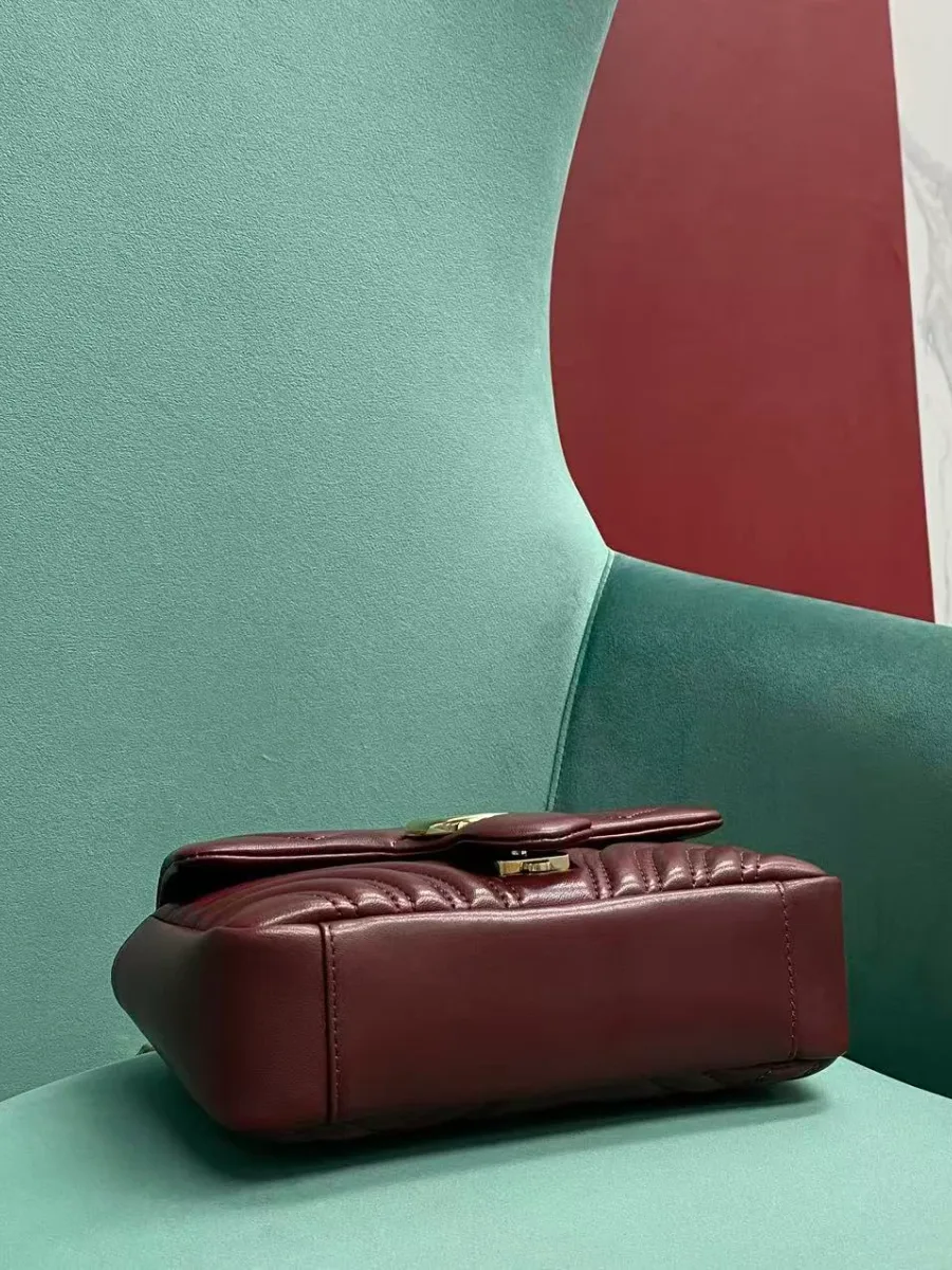 Бордовая кожаная сумка Gucci GG Marmont, вид снизу на дно