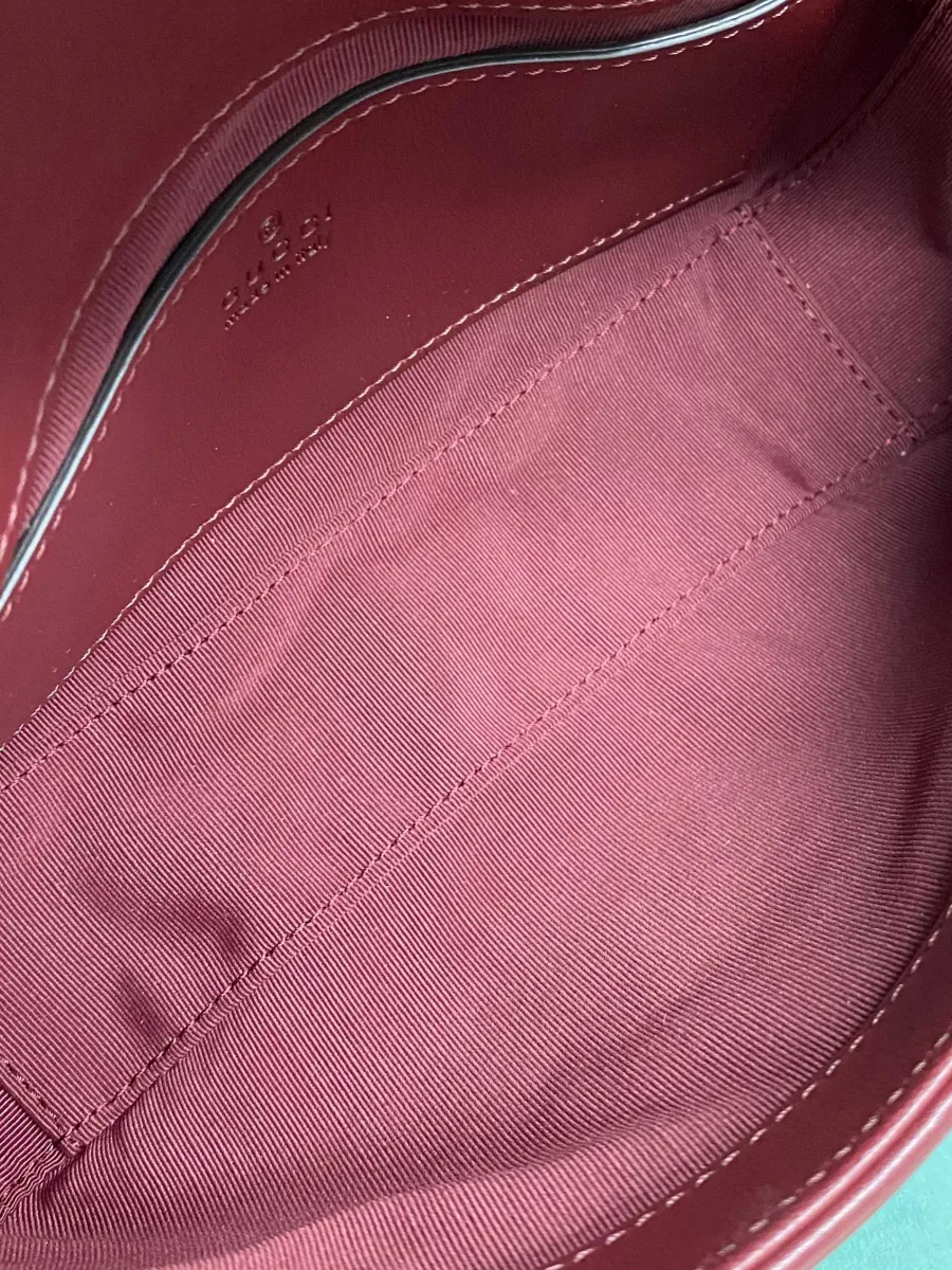 Внутреннее отделение бордовой сумки Gucci GG Marmont с открытым карманом