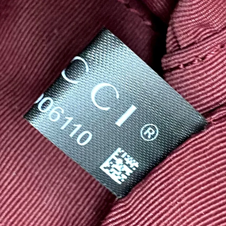 Фрагмент внутреннего тканевого ярлыка Gucci с артикулом крупным планом