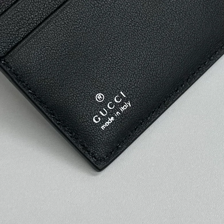 Крупный план внутреннего угла кошелька с серебристым тиснением Gucci