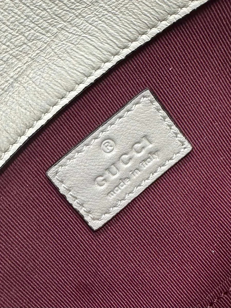 Кожаная бирка с тиснением Gucci made in Italy внутри сумки