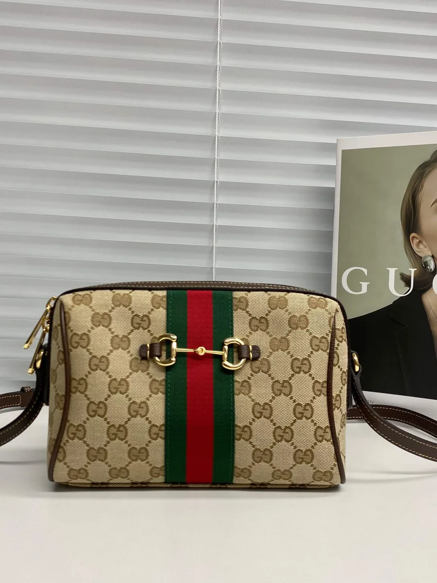 Бежевая сумка на плечо Gucci Horsebit с красно-зеленой лентой Web, вид спереди