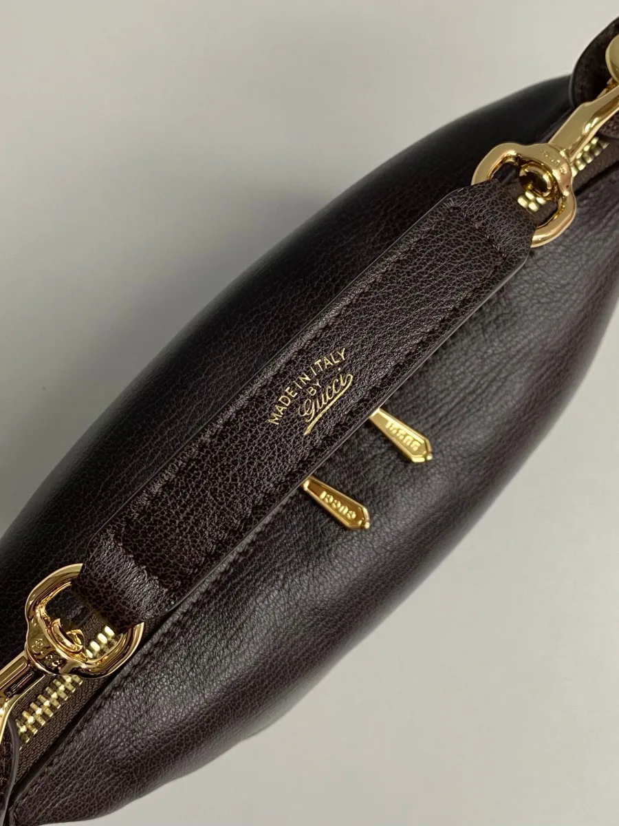 Верхняя часть сумки с короткой ручкой и тиснением Gucci
