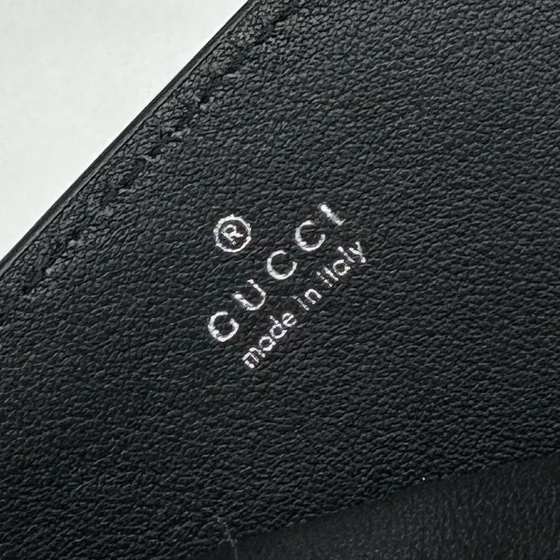 Серебристый оттиск логотипа Gucci made in Italy внутри отделения