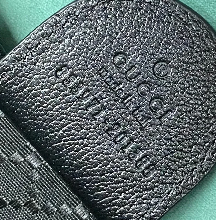 Тиснение Gucci Made in Italy и серийный номер на кожаной детали