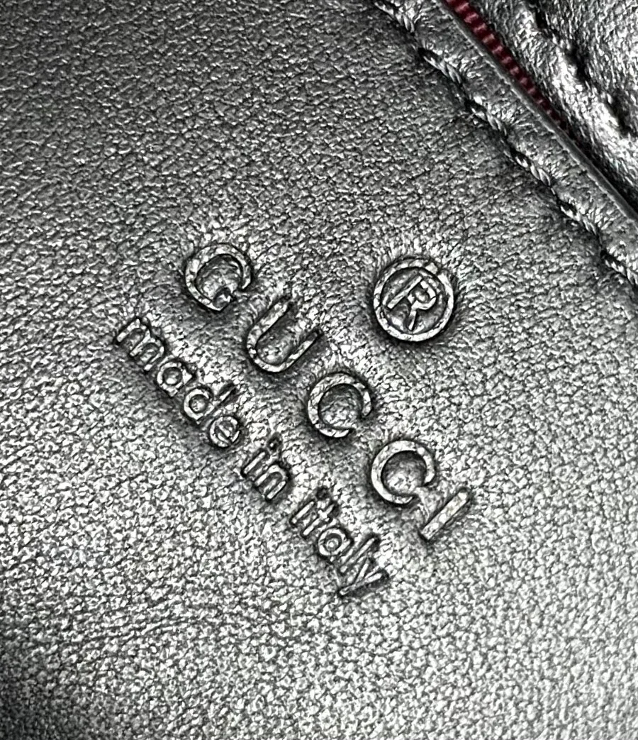 Тиснение логотипа Gucci Made in Italy на внутренней кожаной плашке