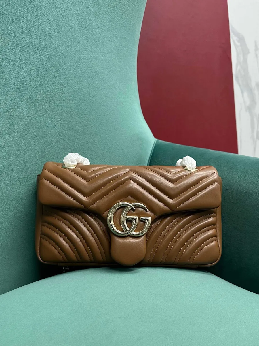 Стёганая сумка GG Marmont из коричневой кожи наппа, вид спереди с логотипом Double G