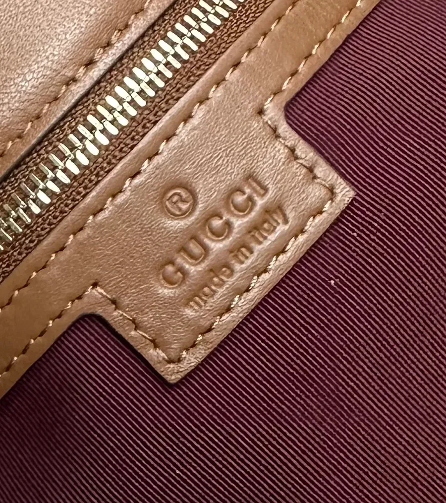 Кожаная нашивка с тиснением GUCCI made in Italy у молнии внутреннего кармана