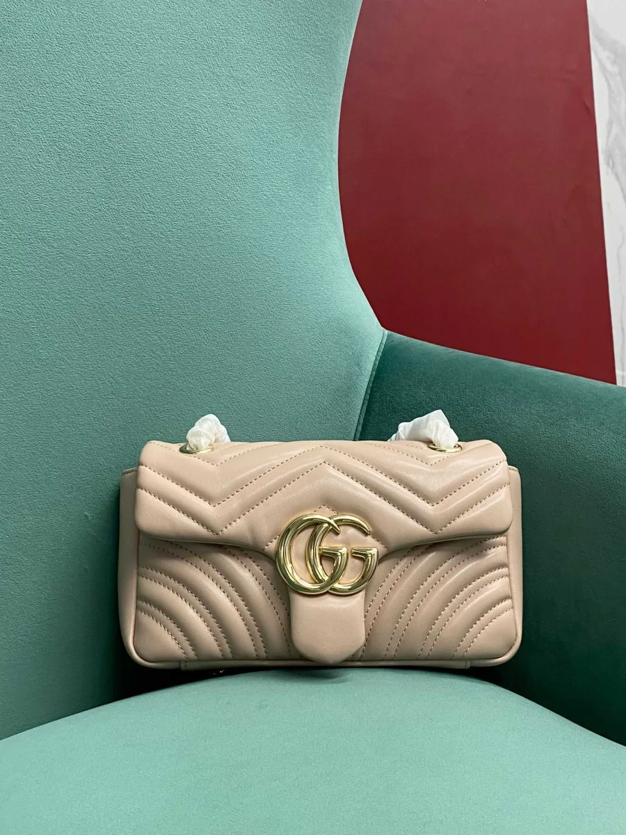 Светло-розовая сумка Gucci GG Marmont с V-образной стежкой, вид спереди
