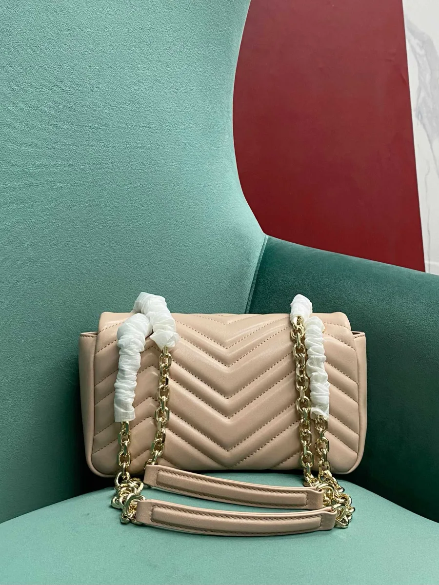 Задняя сторона розовой сумки Gucci GG Marmont с шевронным узором и цепочкой