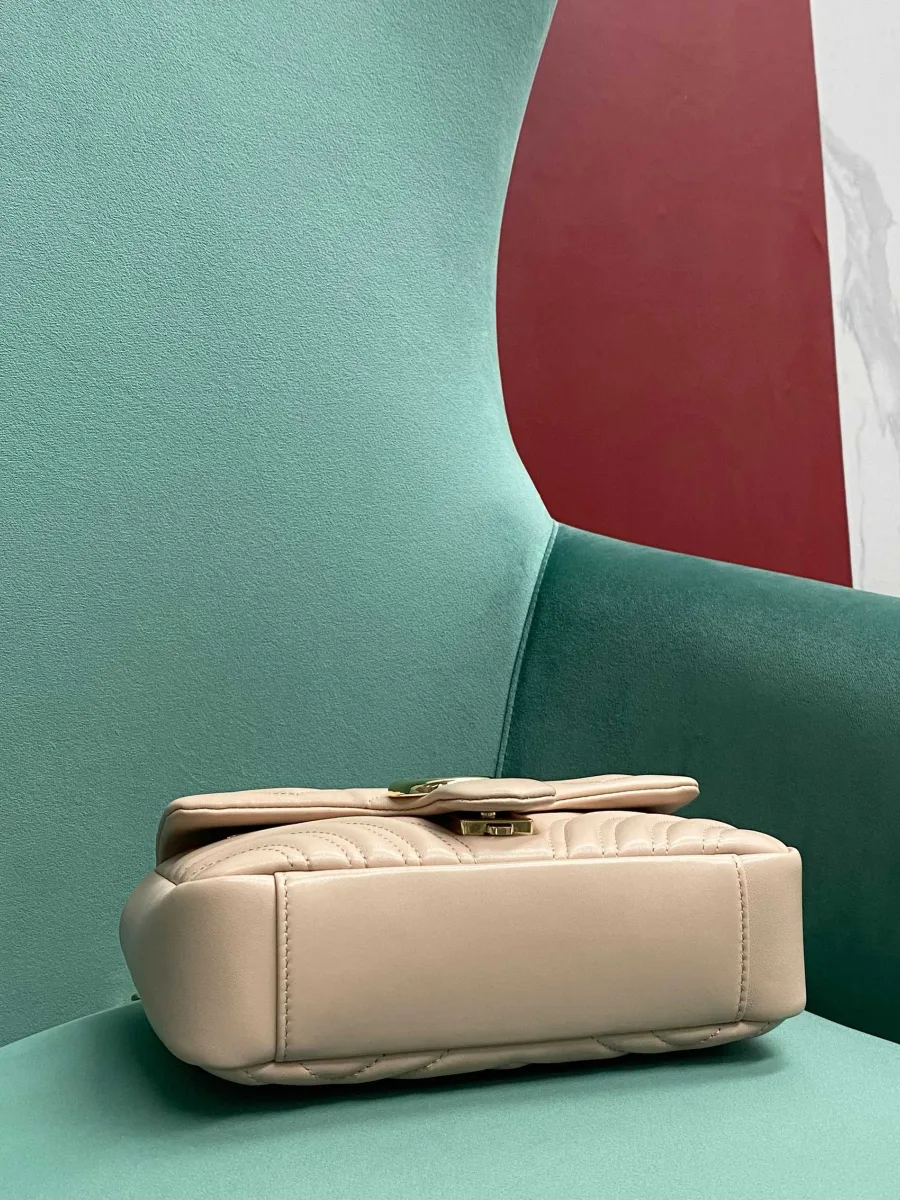 Нижняя часть сумки Gucci GG Marmont со стеганым кожаным дном