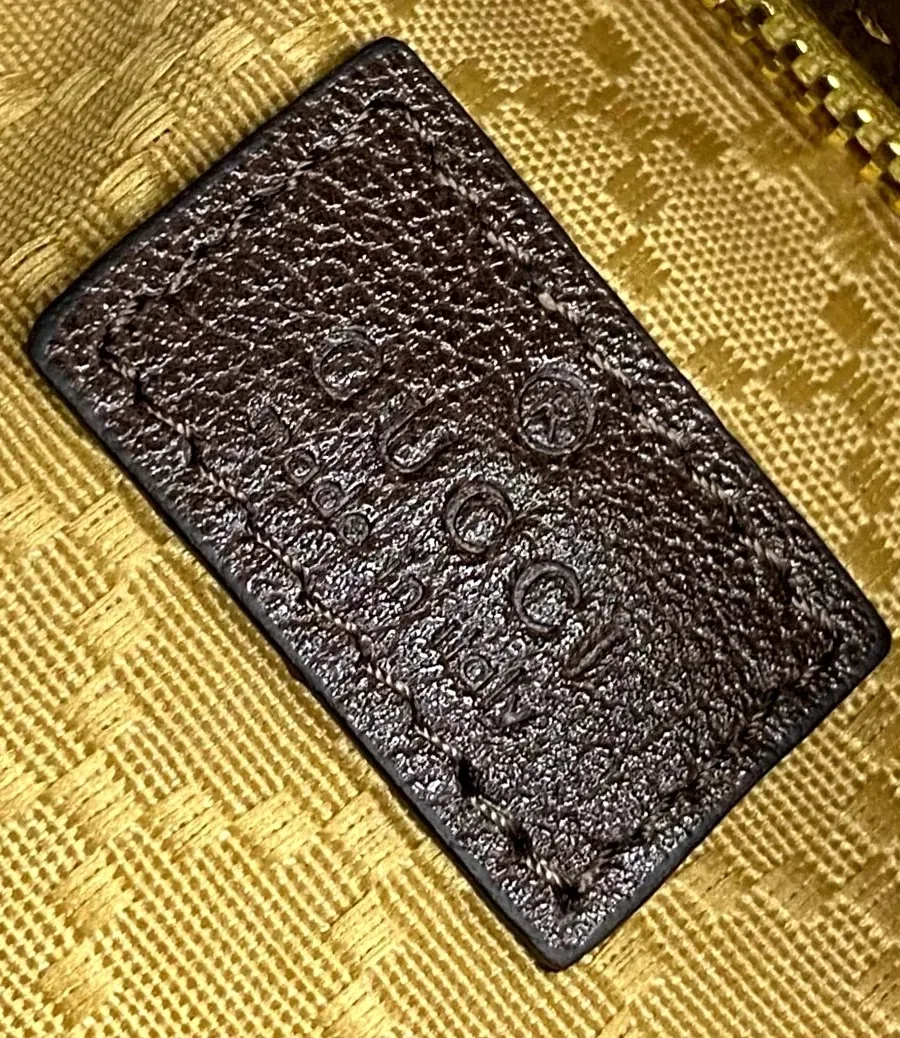 Кожаная нашивка с тиснёным логотипом бренда и надписью Made in Italy