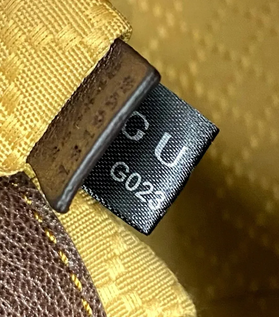 Текстильная бирка с маркировкой GUCCI внутри основного отделения