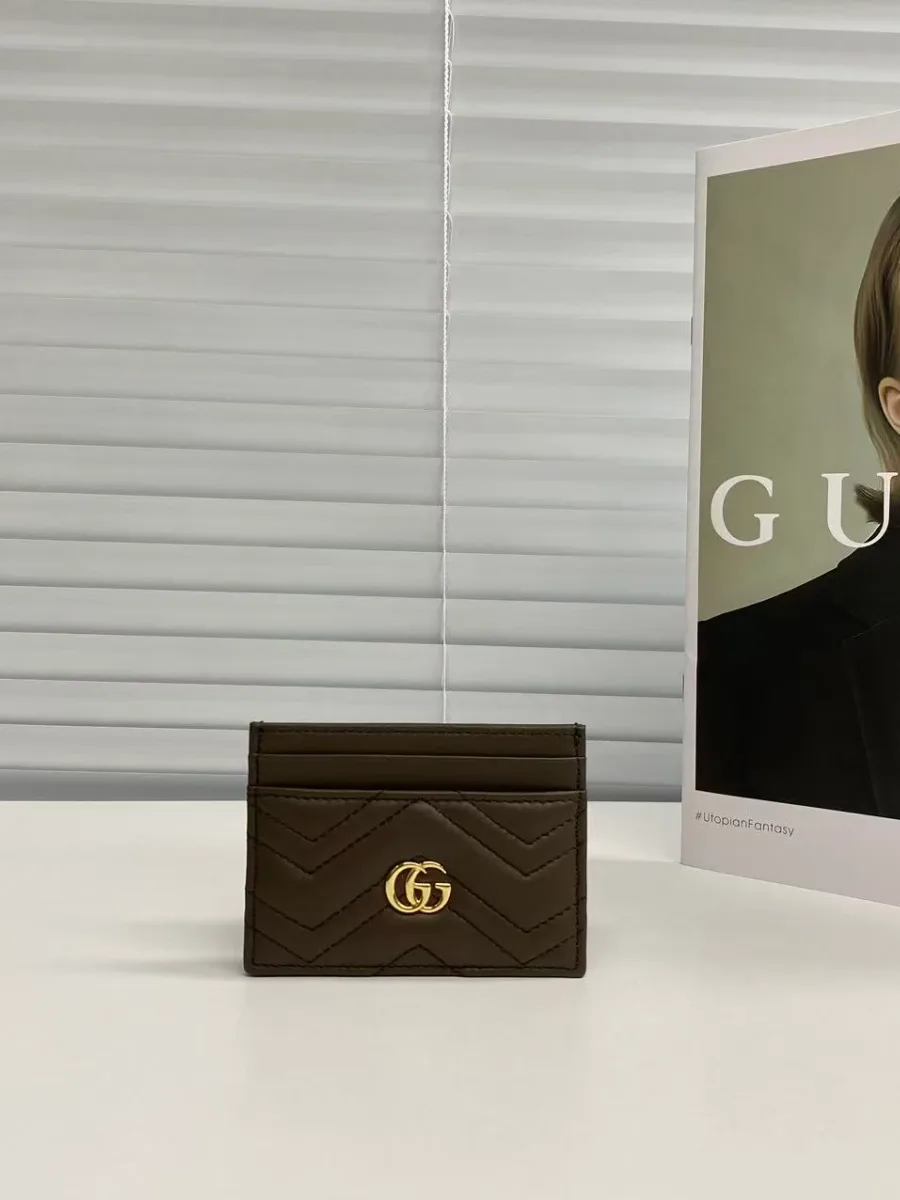 Картхолдер GG Marmont серо-коричневого цвета со стеганым узором шеврон, вид спереди