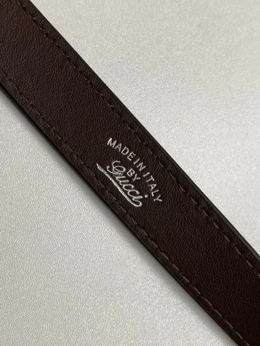 Тиснение Made in Italy by Gucci на внутренней стороне кожаного ремня