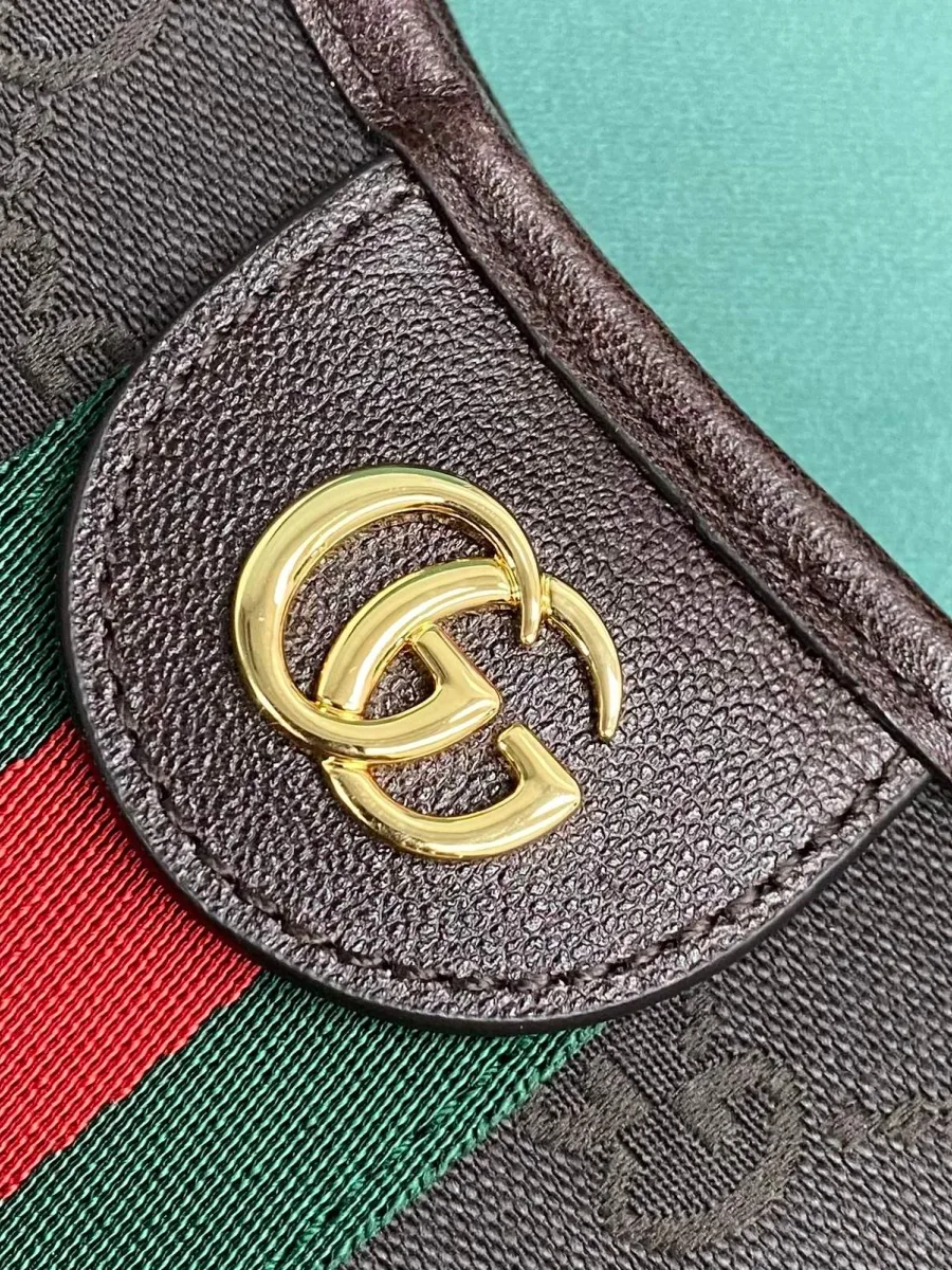 Золотистая металлическая монограмма Double G на кожаном клапане сумки
