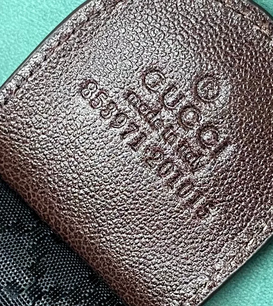 Кожаный ярлык с тиснением логотипа Gucci Made in Italy и артикулом