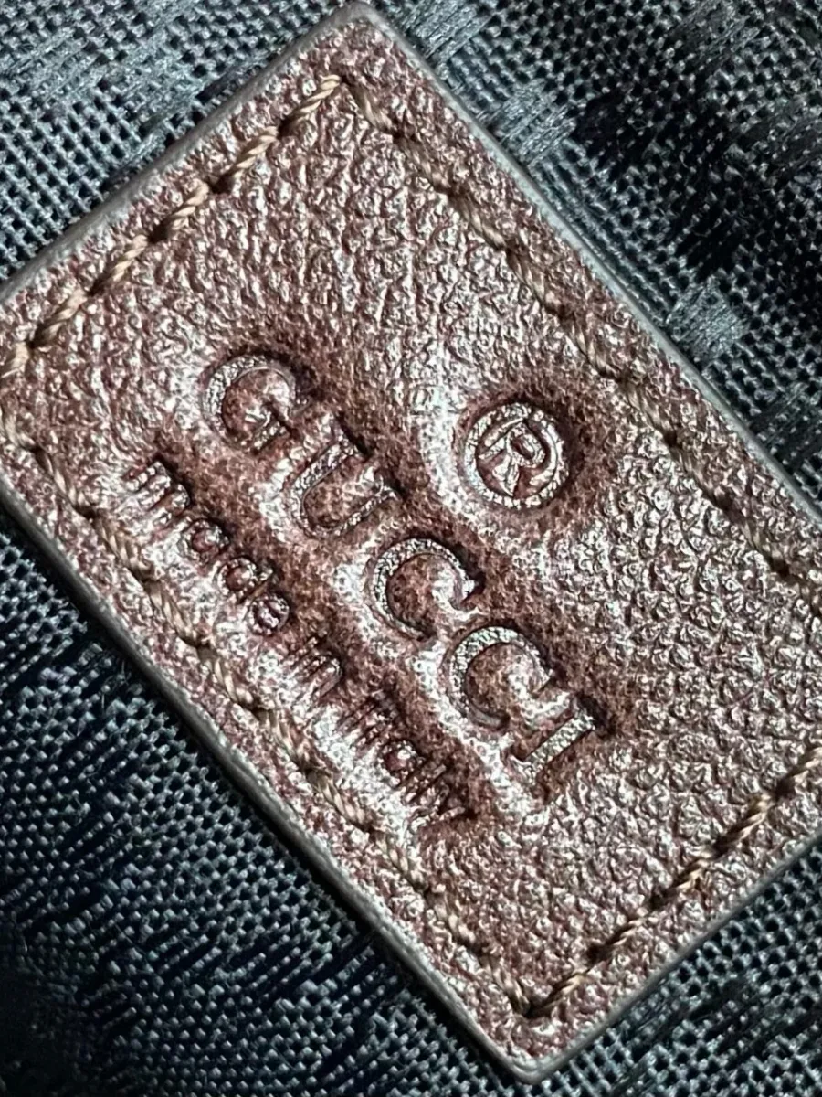 Кожаная нашивка с тиснёным логотипом Gucci внутри съёмного клатча
