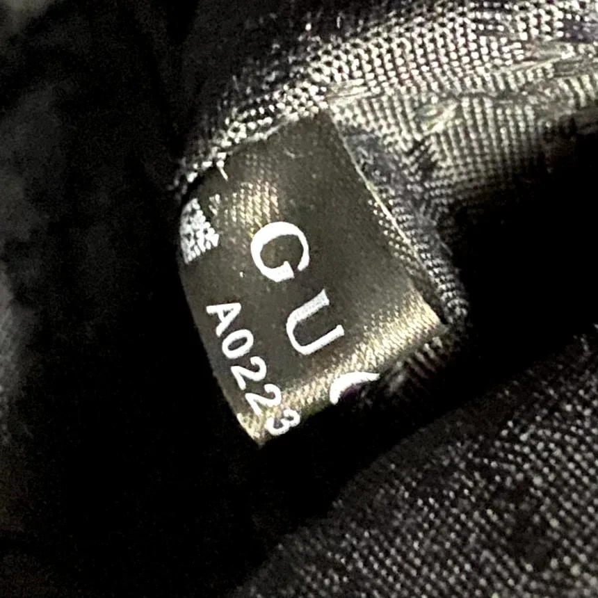 Тканевый ярлык с логотипом Gucci и QR-кодом внутри сумки