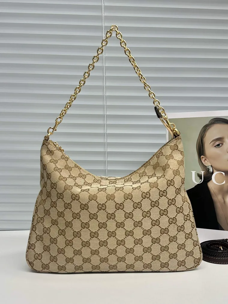 Gucci Бежевая сумка-хобо с монограммой GG и цепочкой