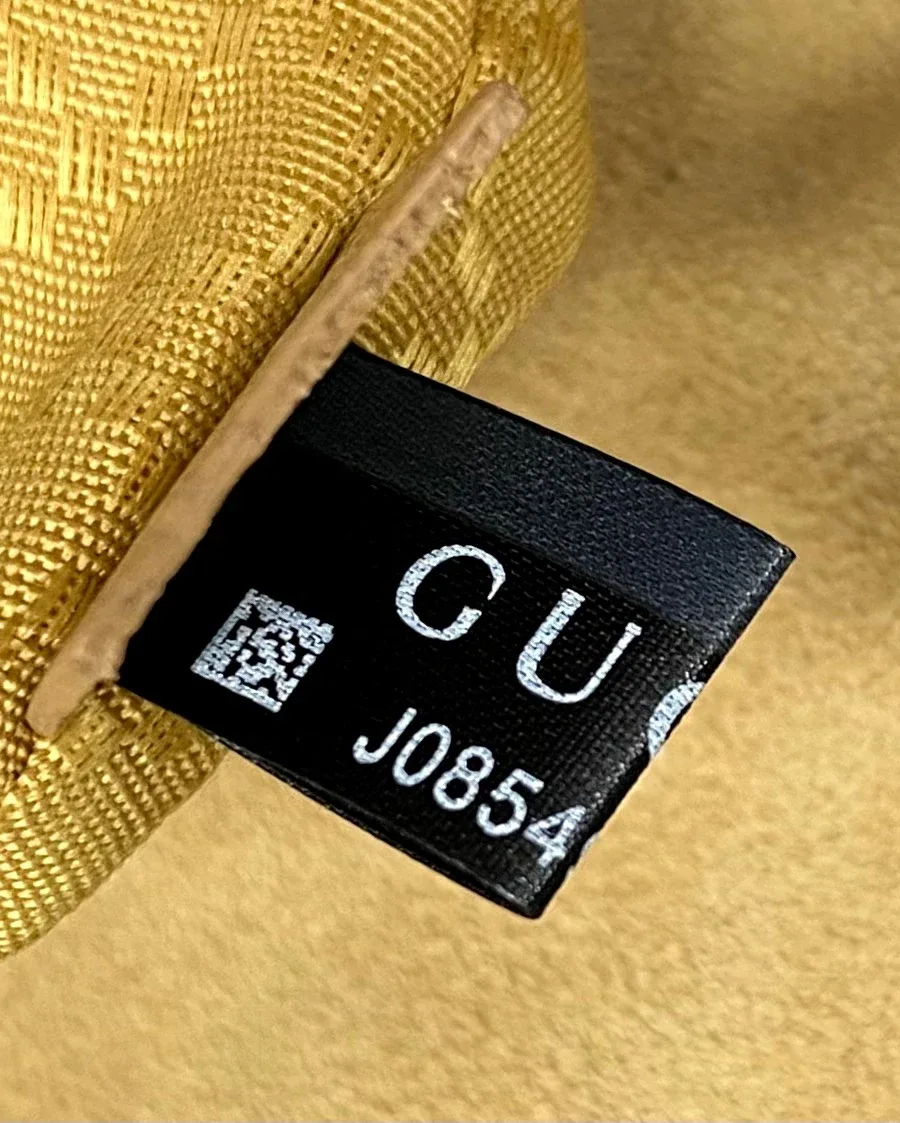Тканевый брендовый ярлык Gucci с QR-кодом внутри сумки, вид с одной стороны