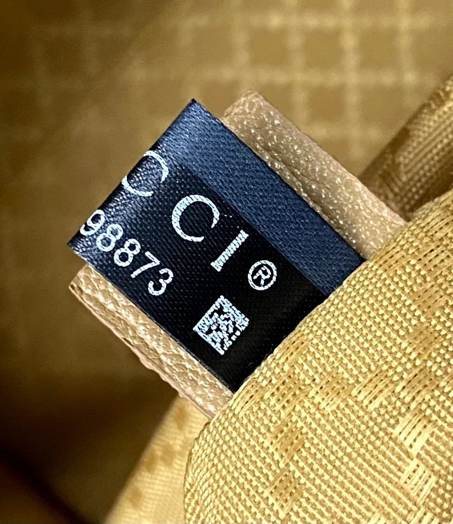 Тканевый брендовый ярлык Gucci с маркировкой и QR-кодом, вид с обратной стороны