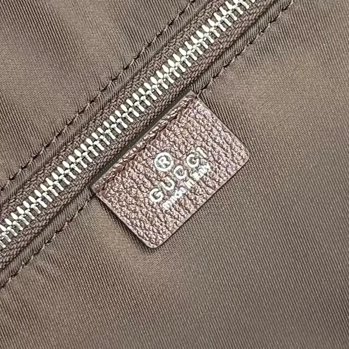 Внутренний карман на молнии с кожаной нашивкой и тиснением Gucci