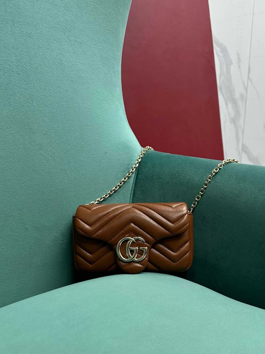 Коричневая мини-сумка GG Marmont на цепочке, вид спереди