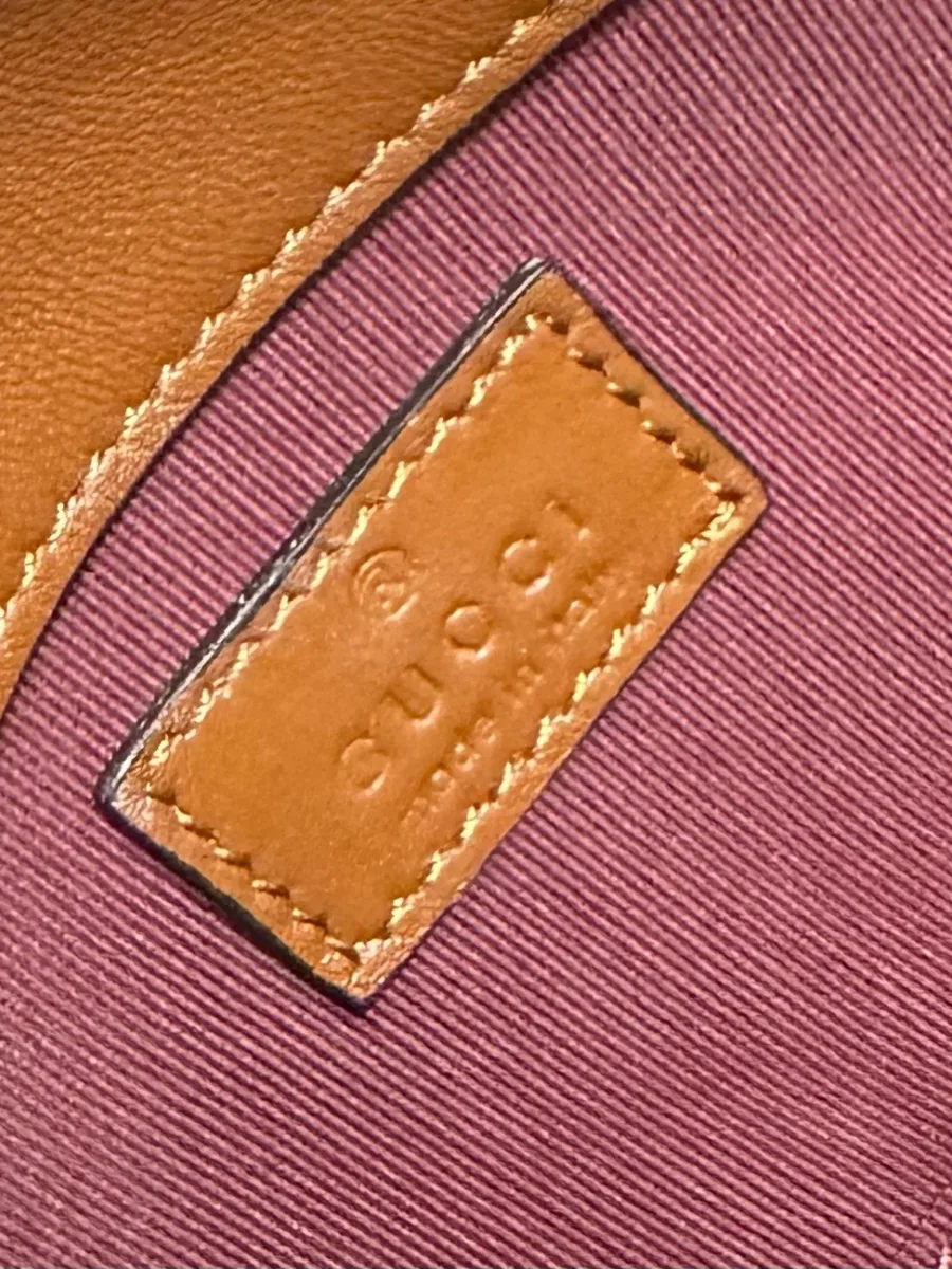 Кожаная нашивка с тиснением логотипа Gucci внутри