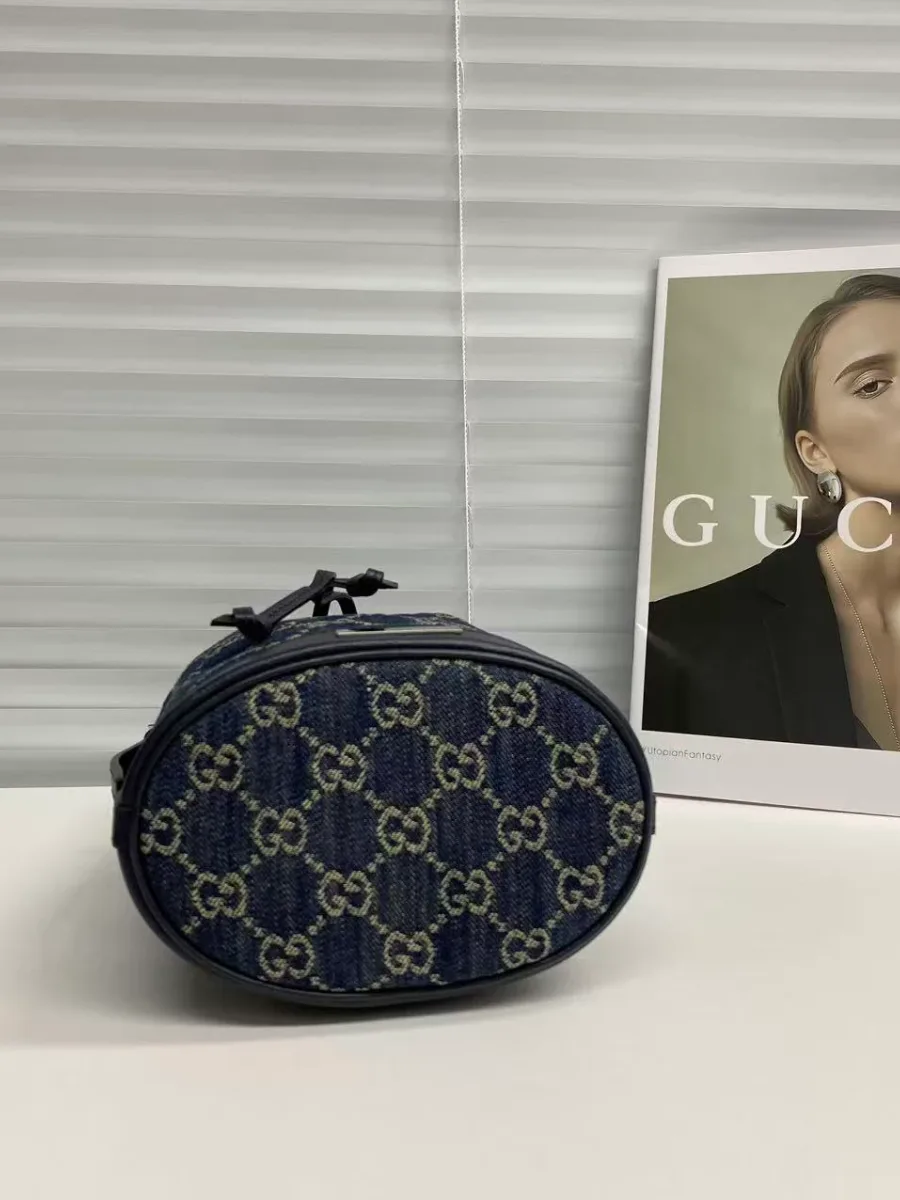 Овальное дно сумки из денима с монограммным узором GG