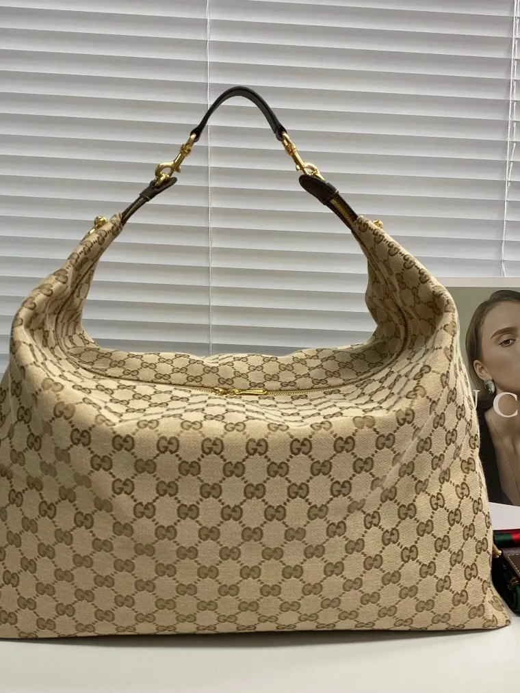 Gucci Бежевая сумка-хобо с монограммой GG и ремнём Web