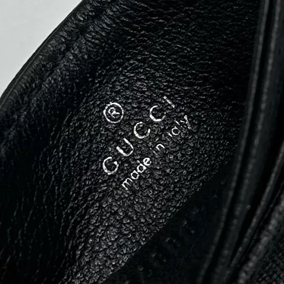 Серебристый логотип Gucci made in Italy внутри слота картхолдера